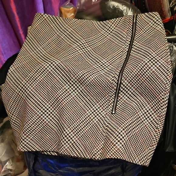 White House Black Market Dresses & Skirts - White House Black Market Mini Zipper Accent Houndstooth Skirt